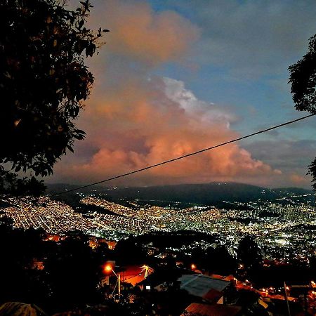 Eco Hostal Casa La Juana Acomodação com café da manhã Medellín Exterior foto