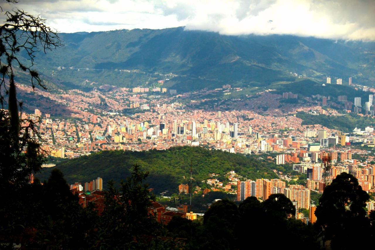 Eco Hostal Casa La Juana Acomodação com café da manhã Medellín Exterior foto