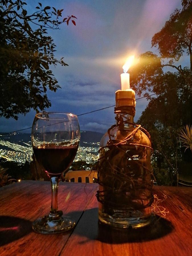Eco Hostal Casa La Juana Acomodação com café da manhã Medellín Exterior foto